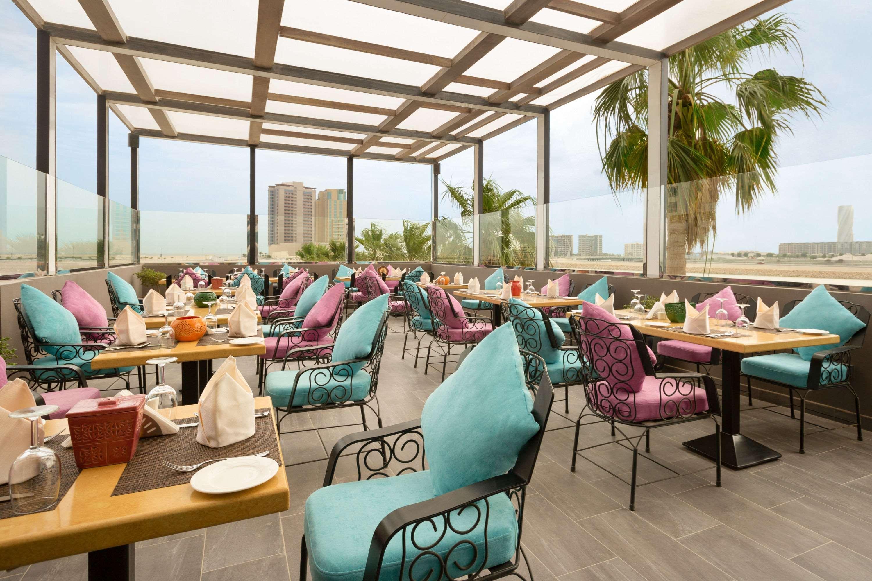 Ramada By Wyndham Manama City Centre Exterior foto